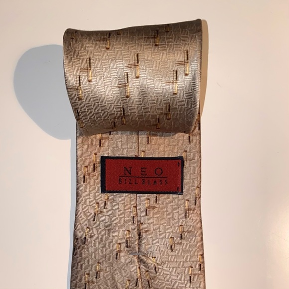 BILL BLASS NEO Men’s Necktie Beige Geometric Design Imported 100% Silk - Picture 2 of 4